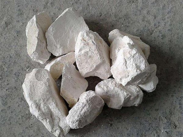 為什么要在魚塘里撒生石灰？
